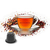 Capsule compatibili Nespresso Bacca Rossa Tisana ai Frutti di Bosco in Foglie – Tazza di tisana ai frutti di bosco con capsule compatibili Nespresso Bacca Rossa, decorata con bacche essiccate e petali di fiori.